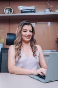 Queda de cabelo: como diferenciar queda temporária de alopecia (e quando investigar)